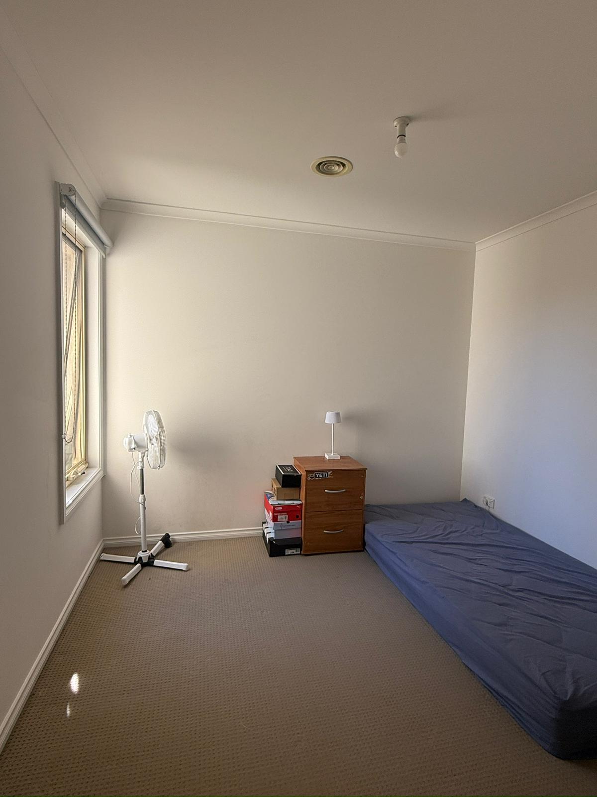 Vacant room near Epping station photo 2